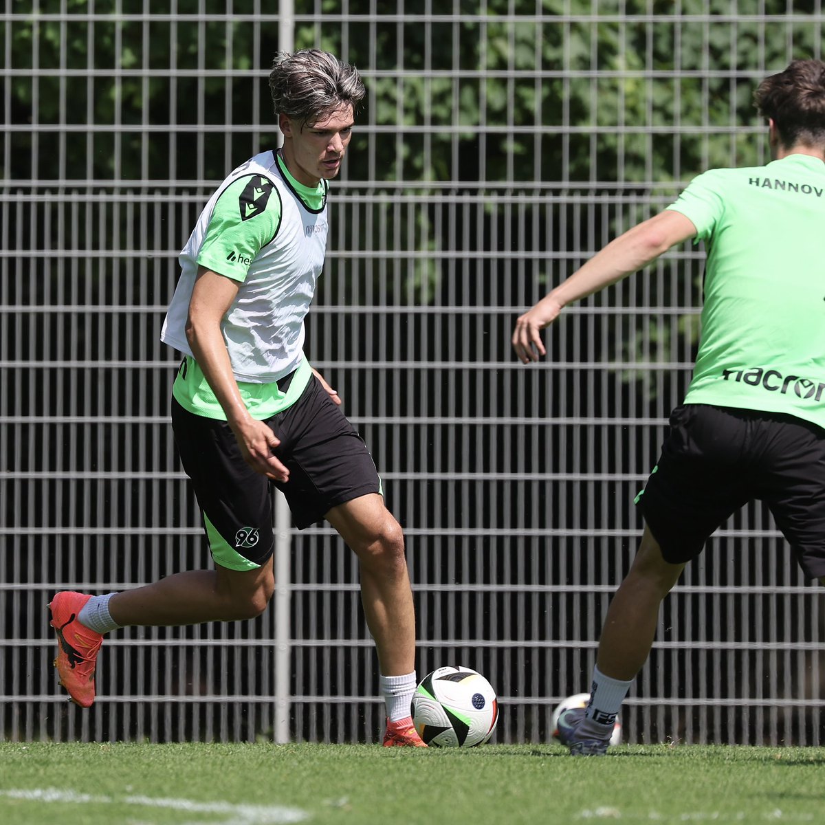 96Akademie's tweet photo. Unsere U23 startete heute in die Vorbereitung auf die neue Saison. Mit dabei: Acht Spieler aus der letztjährigen U19, sowie drei Neuzugänge.

#96Akademie #Hannover96 #H96 #NiemalsAllein ⚫️⚪️💚 https://t.co/d9yW2Ho0ny