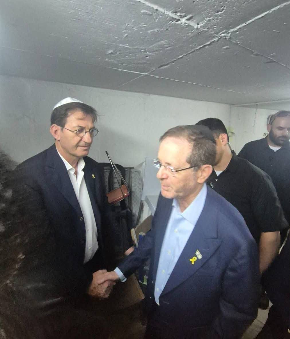 🚨BREAKING News:
הקלטת וידאו של יצחק הרצוג (נשיא המשטר הציוני) נמלט לבונקר
אתם מסתתרים מאחורי האנשים, הרשויות צריכות להיות בשטח.
#لبیک_یامهدی #iranisraelwar
#خیبر #IranUnderAttack #Iran #France #Tehran #iranisraelwar #Iranian_power #فلسطين #غزة #هشت_الشعبی #طهران #طهران #مقاومت