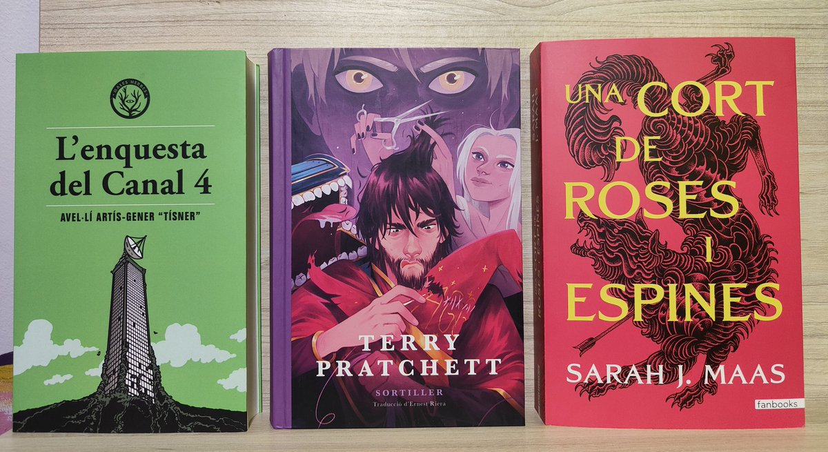 Més novetats literàries! Amb el nou Sortiller de  #speakhisname #TerryPratchett de <a href="/MaiMesLlibres/">Mai Més</a>, un nou Tísner que no coneixia de <a href="/LesMalesHerbes/">Editorial Males Herbes</a> amb la futurista enquesta del canal 9, i amb <a href="/Fanbooks_/">Fanbooks</a>  arriba la supervendes Cort de Roses i Espines!