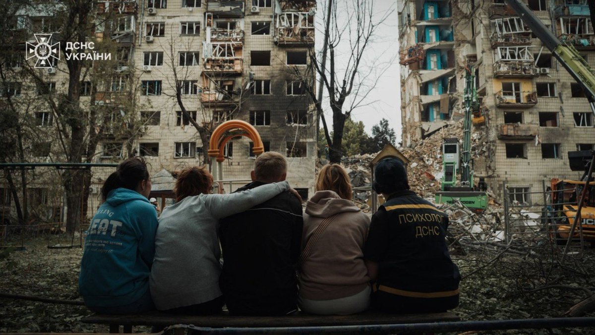 Nach dem russischen Nachtangriff sind aktuell zwölf Tote bekannt. 10 davon in Kyjiw und 2 in Odesa. In der Hauptstadt wird weiterhin unter den Trümmern gesucht.

Psychologen versuchen, den Menschen zu helfen.

Der Schmerz ist unerträglich. Er darf nicht zum Alltag Europas werden.