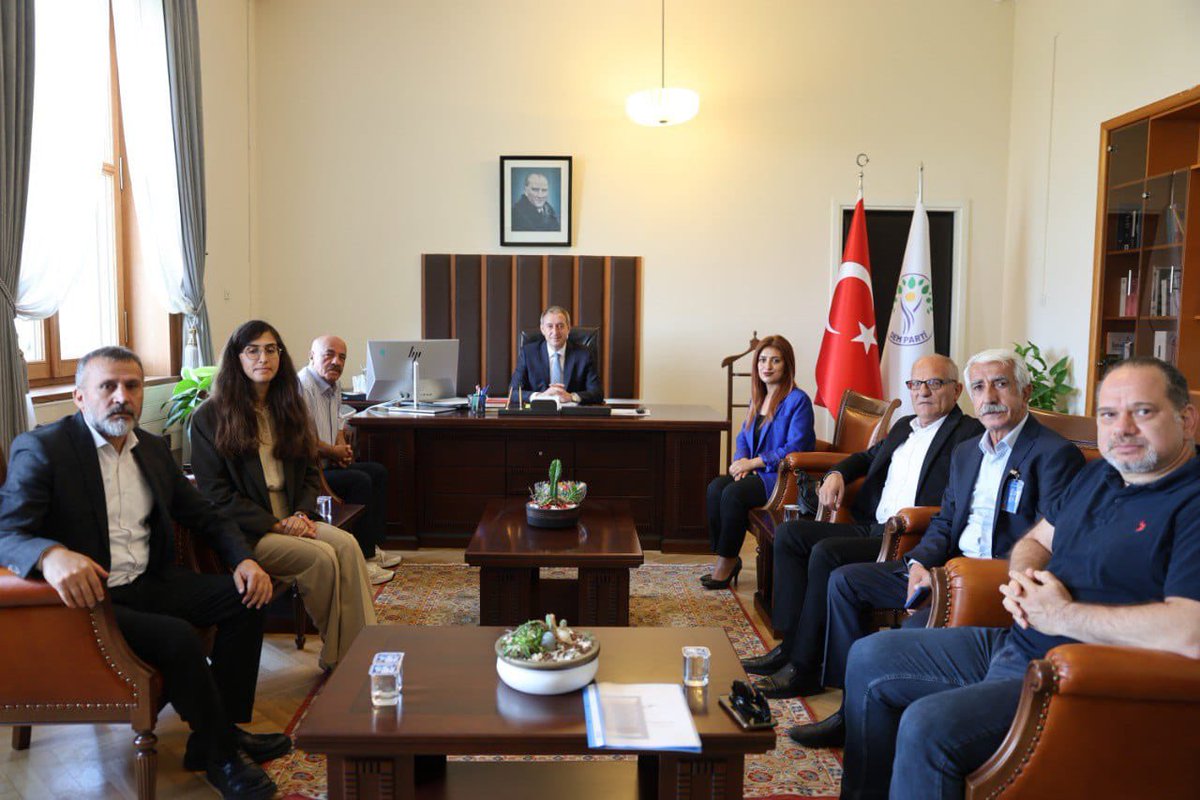 DEM Parti Göçmen ve Mülteciler Komisyonu (@demgoc) on Twitter photo Bugün İstanbul, Çukurova, Amed ve İstanbul göç izleme dernekleri temsilcileri meclis grup toplantımıza katıldı. Öncesinde komisyon eş sözcümüz Murad Mıhçı (<a href="/MuradMihci/">Murad Mıhçı-Մուրատ Մըխճը</a> ), meclis grup başkanvekili Sezai Temelli ve eş başkan Tuncer Bakırhan'la görüştü. Bugün İstanbul, Çukurova, Amed ve İstanbul göç izleme dernekleri temsilcileri meclis grup toplantımıza katıldı. Öncesinde komisyon eş sözcümüz Murad Mıhçı (<a href="/MuradMihci/">Murad Mıhçı-Մուրատ Մըխճը</a> ), meclis grup başkanvekili Sezai Temelli ve eş başkan Tuncer Bakırhan'la görüştü.