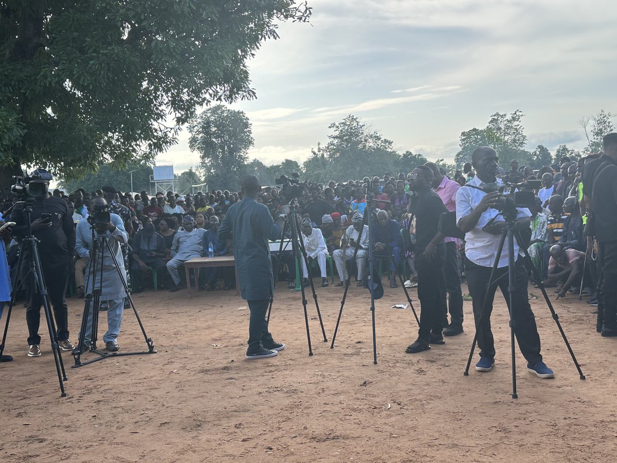 SundayDareSD's tweet photo. Presently in Yelwata village, one of the villages attacked recently in Benue ahead of  the visit of President Bola Tinubu tomorrow. The people gathered dejectedly to hear from their leaders &amp; lawmakers from Abuja. The conversation and consultation was led by the SGF George Akume https://t.co/MAjWPFRkaD