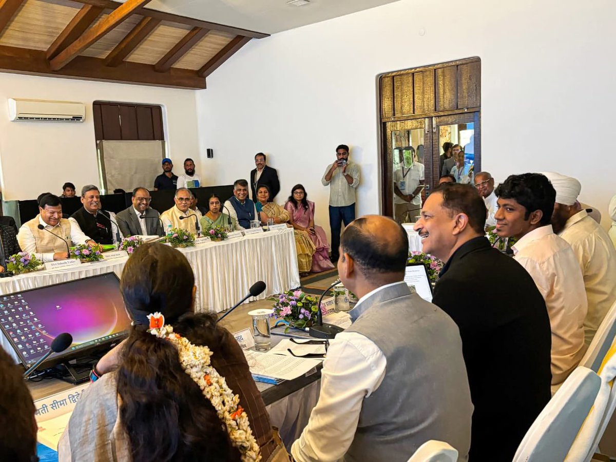 SagarKhandre12's tweet photo. Participated in the Parliamentary Standing Committee meeting on Water Resources at Bandipur.

Held key discussions with officials on conserving water sources in South India's national parks, tiger reserves, and wildlife sanctuaries.

Protecting natural water systems is essential for ecological balance and biodiversity.

#Bandipur #WaterResources #TigerReserves #EnvironmentConservation