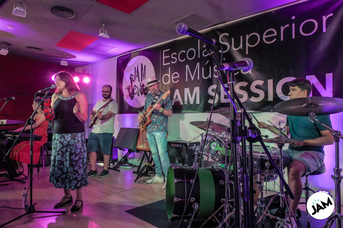 Queremos felicitar a todo el alumnado de la Escuela de Música Jam Session por sus increíbles actuaciones en la última audición del curso 2024-25. Cada nota, cada acorde y cada emoción transmitida en el escenario reflejaron su dedicación, esfuerzo y pasión por la música.
