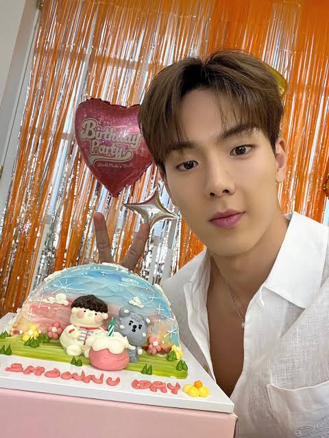 MbbAreYouThere's tweet photo. SHOWNU BDAY 🐻🎂

Hoje é niver do nosso incrível líder
Parabéns Nunu que esse ano seja de muitas realizações. Mbbs te amam muito e sempre estaremos aqui para te apoiar. ❤️

생일을 축하합니다🎂🎉
#MONSTAX
#HBDtoSHOWNU
#셔누로_완성되는_여름날 https://t.co/lHCDqBRhuL