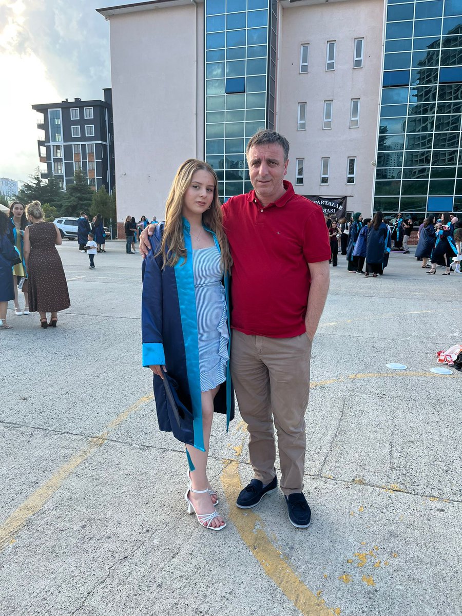Sevgili Kızım bugün senin için çok özel bir gün! Lise öğrenimini bitirdiğinden dolayı seni en kalbi duygularımla kutluyorum. Şimdi, önünde heyecan verici uzun bir yol var. Yolun açık olsun. Haftasonu gireceğin sınavda şimdiden başarılar diliyorum.