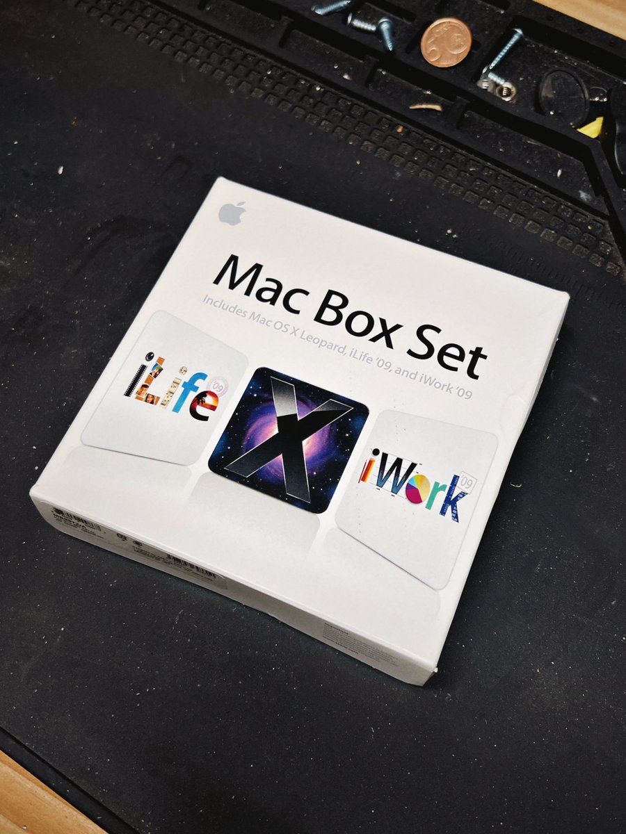 Estate sale score from this weekend! 20” iMac in all its white plastic glory 🙌 Paid $20 for it and an extra $4 for the OS X Leopard disc. Can’t wait to make a video about getting this up and running 🤘