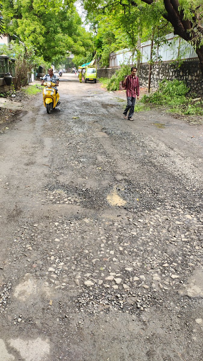 AlertCitizen5's tweet image. बेलटगांव लेन, देवलाली में सड़क की मरम्मत कब होगी? यह रास्ता कई सालों से बहुत खराब हालत में है। बरसात में पैदल चलने वालों, खासकर बुजुर्गों को बहुत परेशानी होती है। बाइक सवारों के फिसलकर गिरने की घटनाएं हो रही हैं।
#RoadSafety
#DeolaliCantonment 
#Devlali