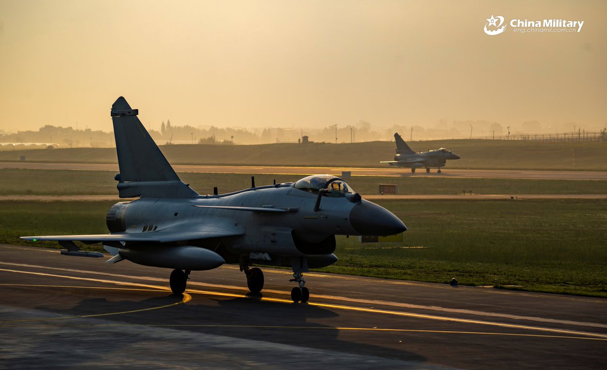 ChinaMilBugle's tweet photo. Nighttime Training: #Photos show #J10 fighter jets attached to an aviation brigade with the air force under Chinese PLA #SouthernTheaterCommand participating in a nighttime flight training exercise. #Chinamilitary https://t.co/KH8qLcy1SK