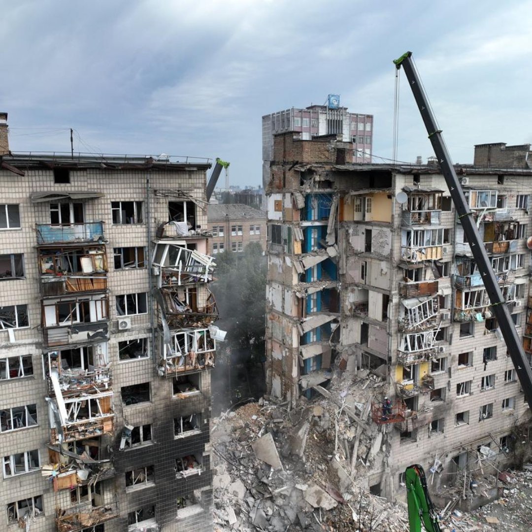 Leleka_FDN's tweet image. Last night, Russia launched one of its largest attacks on Ukraine since the full-scale invasion began.
⚠️ 440+ drones
⚠️ 32 missiles
Kyiv was under attack 9 hours. At least 10 dead — including a 62-year-old American.
This was not war. This was terror.
Don’t look away. Speak out.