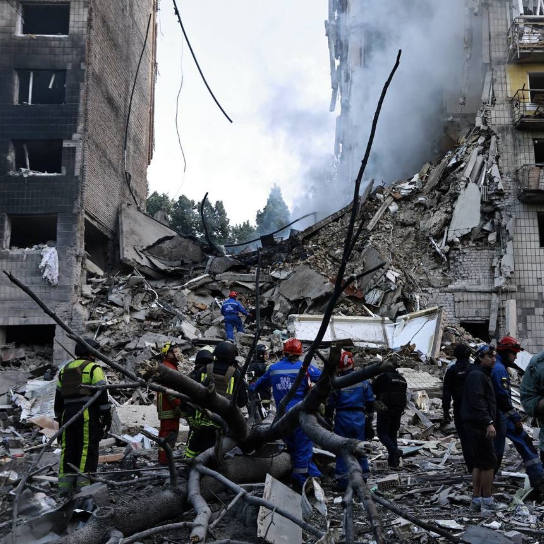 Leleka_FDN's tweet image. Last night, Russia launched one of its largest attacks on Ukraine since the full-scale invasion began.
⚠️ 440+ drones
⚠️ 32 missiles
Kyiv was under attack 9 hours. At least 10 dead — including a 62-year-old American.
This was not war. This was terror.
Don’t look away. Speak out.