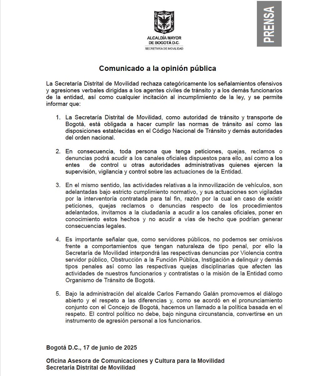 SectorMovilidad's tweet photo. 📰Comunicado a la opinión pública

La Secretaría Distrital de Movilidad rechaza categóricamente los señalamientos ofensivos y agresiones verbales dirigidas a los agentes civiles de tránsito y a los demás funcionarios de la entidad, así como cualquier incitación al incumplimiento de la ley, y se permite informar que⬇️
