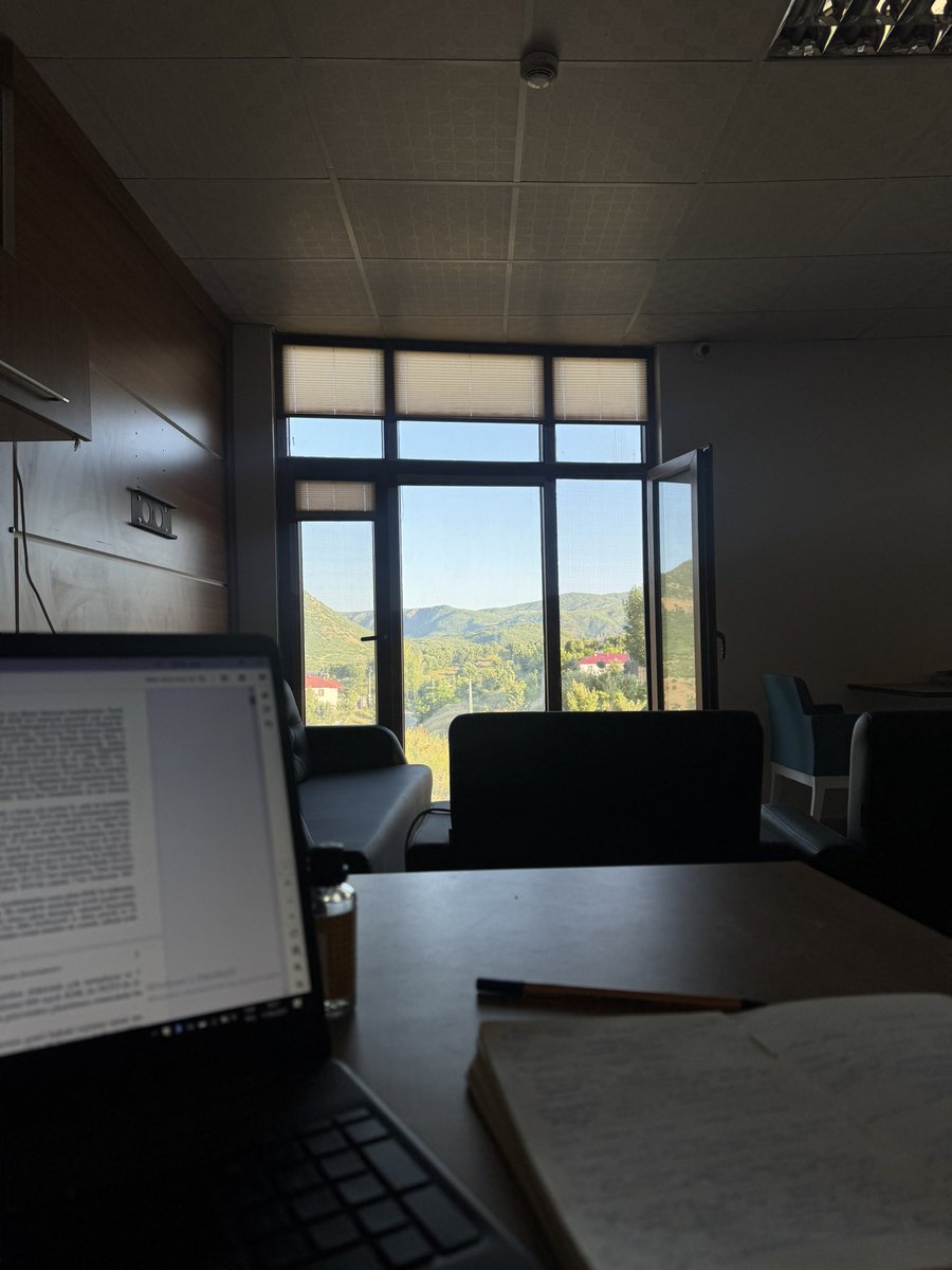 memleketinde ev işlerinden ve misafirlerden kaçıp kariyer yapmaya çalışan kızın kütüphane manzarası.