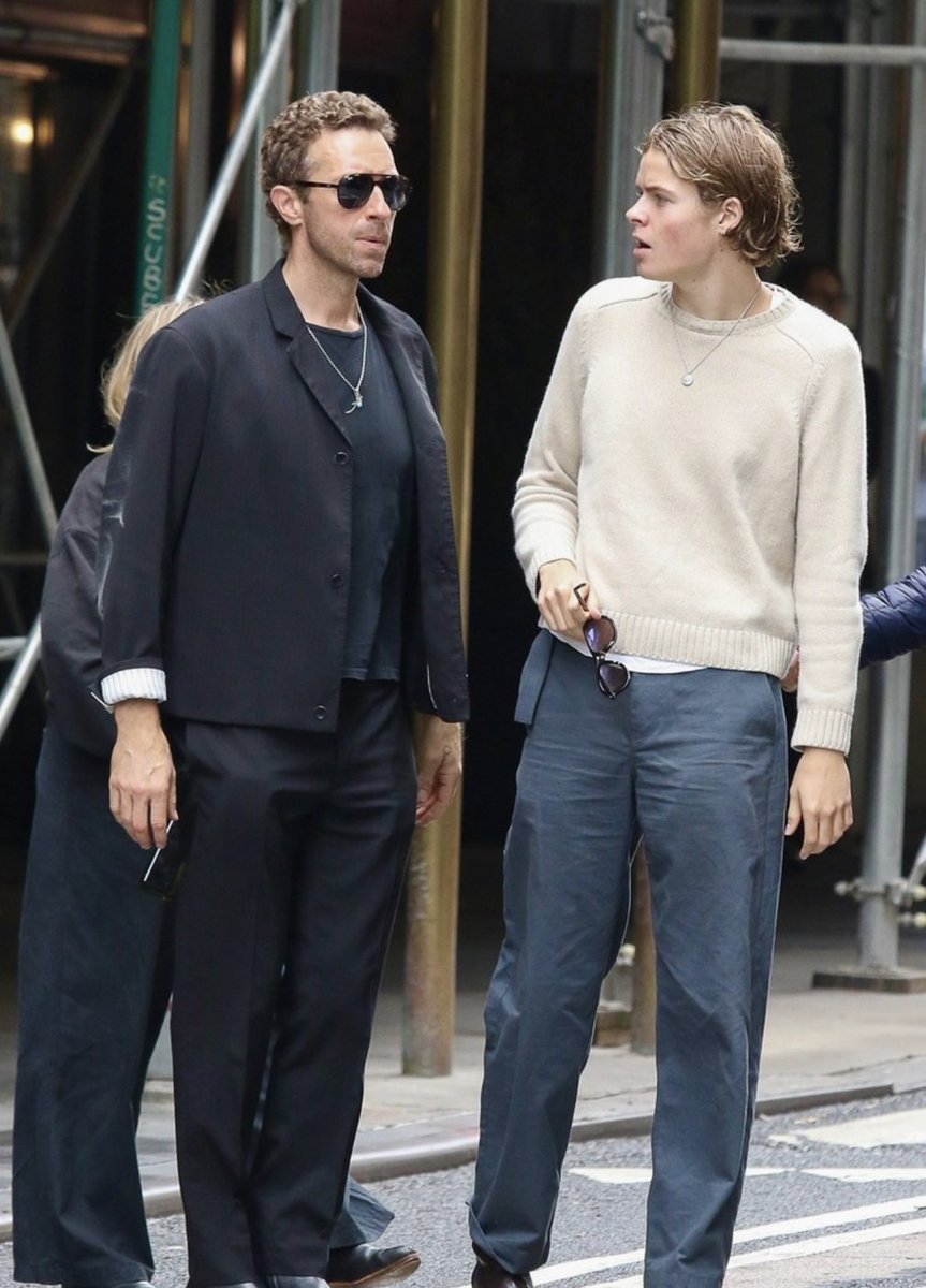 Chris Martin stuns in recent photos, spotted enjoying a post–Father’s Day outing with his son Moses Martin in NYC 🖤
16/06/25