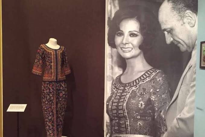 อีกเกร็ดนึงคือ ชุดนี้ออกแบบโดย Pierre Balmain ดีไซเนอร์ชื่อดัง ที่เคยออกแบบชุดให้พระพันปี ไม่แปลกที่ชุดนี้จะยังคงเป็นเอกลักษณ์มาได้ถึงทุกวันนี้ และยังถือเป็นยูนิฟอร์มลูกเรือที่เก่าแก่ที่สุดที่ยังใช้ในปัจจุบัน
If it ain’t broke, don’t fix it