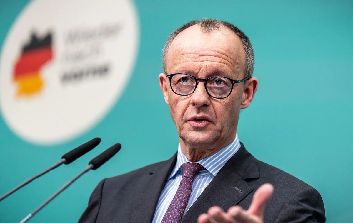 jbetlach's tweet photo. Německý kancléř Friedrich Merz:

„Toto je špinavá práce, kterou Izrael pro nás všechny vykonává. Mohu jen říct, že mám největší respekt k Izraelcům, kteří k tomu mají odvahu." řekl.

"Tento režim mulláhů přinesl světu smrt a zkázu,“ a dodal, že pokud Írán neustoupí a nevzdá se své snahy o jadernou zbraň, bude to znamenat úplné zničení jeho jaderného programu, čehož podle jeho názoru nemůže Izrael dosáhnout sám bez Spojených států.
