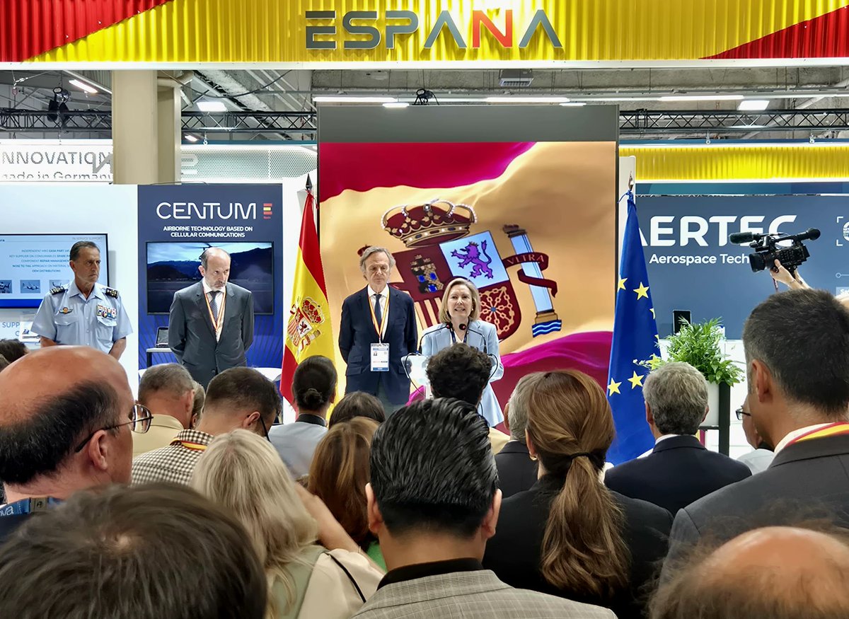 Defensagob's tweet image. En el #ParisAirShow, la #SEDEF @AmparoValcarce1, se reúne con su homólogo francés, Emmanuel Chiva @echiva de la @DGA, en una jornada clave para impulsar la cooperación bilateral y apoyar a nuestra industria de defensa, que avanza con determinación. ✈️🇪🇸🇫🇷