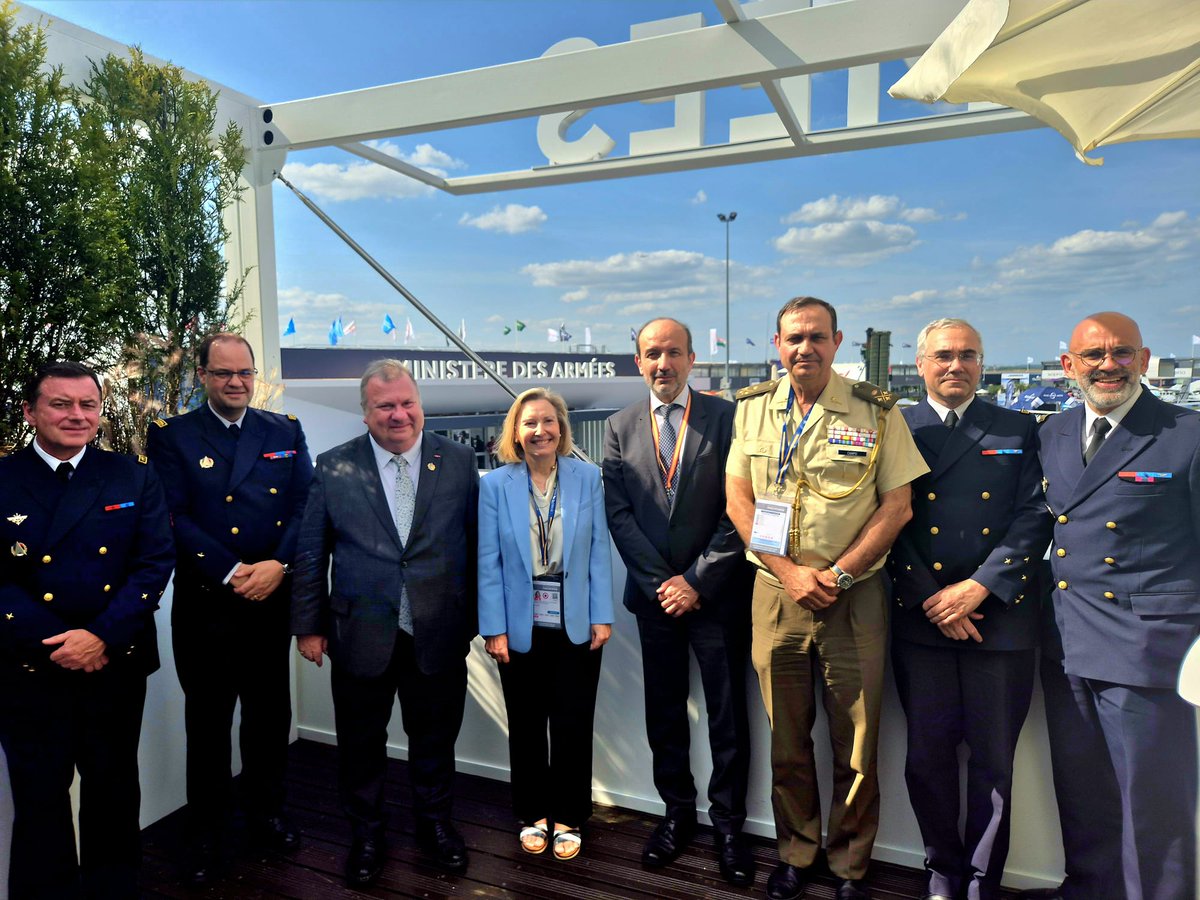Defensagob's tweet image. En el #ParisAirShow, la #SEDEF @AmparoValcarce1, se reúne con su homólogo francés, Emmanuel Chiva @echiva de la @DGA, en una jornada clave para impulsar la cooperación bilateral y apoyar a nuestra industria de defensa, que avanza con determinación. ✈️🇪🇸🇫🇷