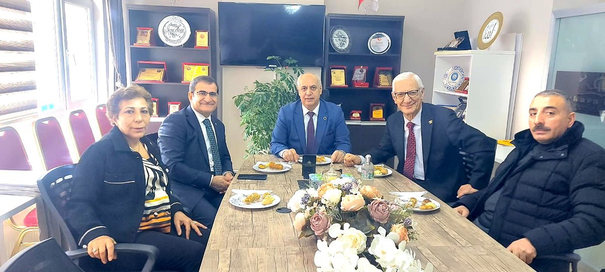 kizisinfed's tweet photo. Kars Demokratlar Federasyonu Başkanı Sayın Tuncay SÖNMEZ ve Yenimahalle Belediyesi Meclis Üyesi Sayın Alime Güney KARSLI federasyonumuzu ziyaret etti. Nazik ziyaretleri için kendilerine teşekkür ediyoruz. https://t.co/WCVfohevN8