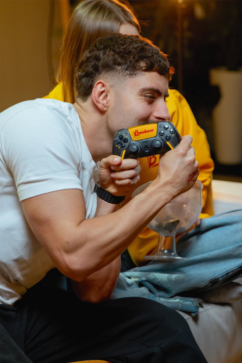 tonytheboy_'s tweet image. Já pensou você tá suave comendo um cookie e do nada ganha um PS5?
A nova promoção @bauducco Cookie Dourado junto com a @playstation ta dando um PS5 instantaneamente para quem achar o cookie premiado, se você achar, o próximo a jogar um codzinho no controle pode ser você 🍪🎮…