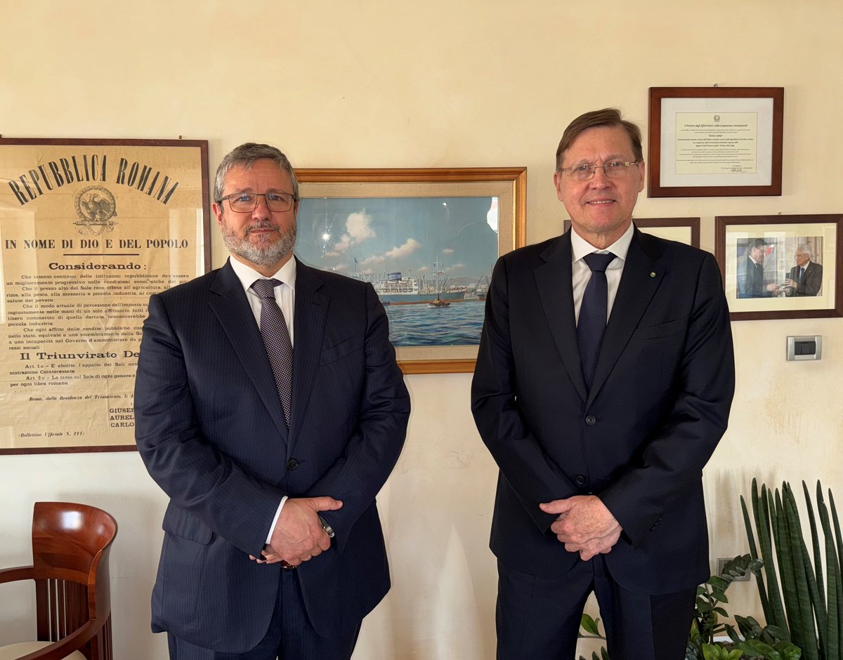 FinestPN's tweet photo. 🚢 Finest S.p.A. e Gruppo Samer: Partnership strategica per l’espansione in Turchia 
Finest S.p.A., finanziaria per l’internazionalizzazione del Nordest, annuncia una partnership con il Gruppo Samer, eccellenza triestina nei servizi marittimi, intermodali e di spedizione. Finest entra come socio di minoranza nella controllata turca Samer & Co. Shipping Taşımacılık AŞ a Istanbul, supportando il piano di espansione internazionale del Gruppo.
Fondata nel 1919, Samer & Co. Shipping, con oltre 600 dipendenti, gestisce l’“Autostrada del Mare” Trieste-Turchia, movimentando 350.000 mezzi pesanti e 5 milioni di tonnellate di merci/anno, con 15 navi settimanali (52 ore di transito). Nel 2025, con DFDS, ha inaugurato un collegamento Trieste-Egitto. L’investimento potenzierà le attività logistiche in Turchia, integrando mare, terra e aria, rafforzando la presenza nel Mediterraneo e aprendo a mercati come Medio Oriente, Africa, Estremo Oriente, Americhe ed Europa.

🎤 Alessandro Minon, Presidente di Finest: “La partnership con il Gruppo Samer, formalizzata nella suggestiva sede triestina affacciata su Piazza Unità d’Italia, segna un punto a favore non solo per le parti coinvolte, ma per l’intera economia legata al Porto di Trieste. Il nostro scalo regionale si consolida sempre più come snodo logistico strategico: sostenendo l’espansione globale del Gruppo Samer, contribuiamo a potenziare il ruolo del Porto di Trieste quale gateway per i mercati internazionali, generando occupazione, sviluppo economico e nuove prospettive per il Friuli Venezia Giulia.”

🎤 Enrico Samer, Presidente del Gruppo: “Samer & Co. Shipping ha rapporti commerciali con la Turchia consolidati da oltre settant’anni e la scelta di attivare una controllata in quel Paese risponde sia allo sviluppo della Turchia sia alle nuove condizioni geopolitiche, che valorizzano il Mediterraneo e sviluppano politiche di reshoring. La partnership con Finest consentirà al Gruppo Samer un ulteriore sviluppo che avvantaggerà non solo la Compagnia, ma il Porto di Trieste e il territorio regionale, ponendolo ancora di più al centro del contesto logistico internazionale.”

Un passo avanti per l’internazionalizzazione e lo sviluppo del territorio nordestino che ci rende orgogliosi.

In foto: Alessandro Minon e Enrico Samer.

#Finest #GruppoSamer #Trieste #Logistica #Internazionalizzazione #PortoDiTrieste