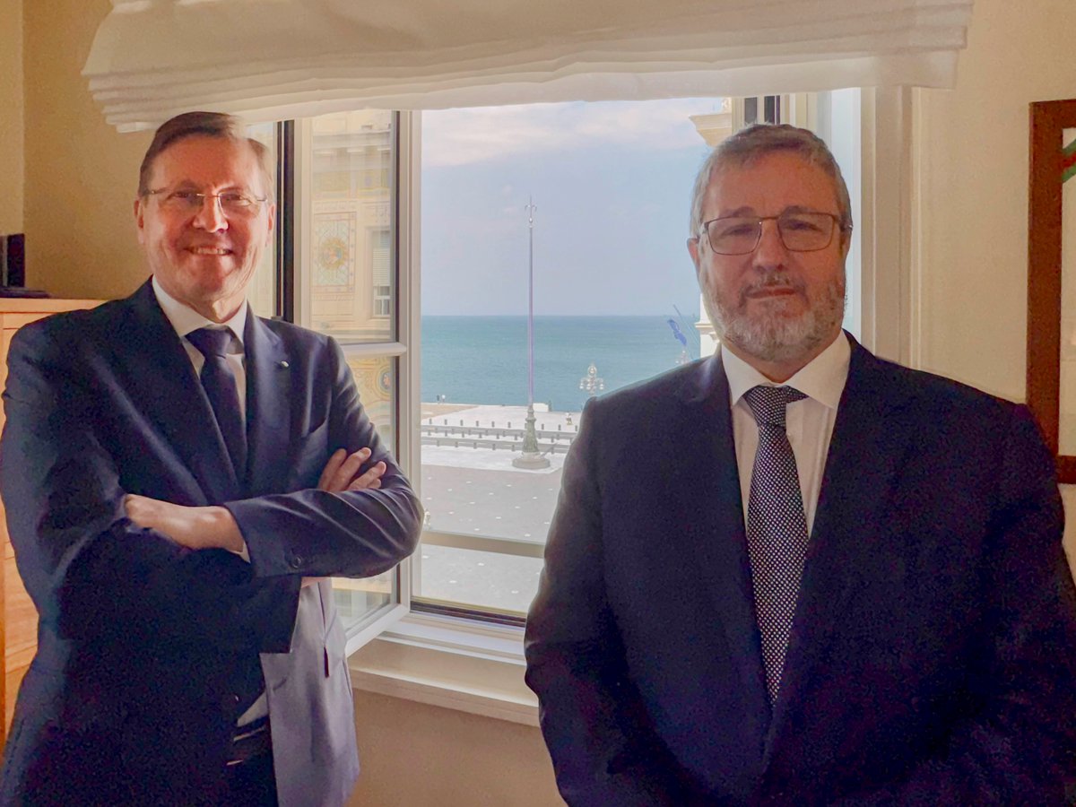 FinestPN's tweet photo. 🚢 Finest S.p.A. e Gruppo Samer: Partnership strategica per l’espansione in Turchia 
Finest S.p.A., finanziaria per l’internazionalizzazione del Nordest, annuncia una partnership con il Gruppo Samer, eccellenza triestina nei servizi marittimi, intermodali e di spedizione. Finest entra come socio di minoranza nella controllata turca Samer & Co. Shipping Taşımacılık AŞ a Istanbul, supportando il piano di espansione internazionale del Gruppo.
Fondata nel 1919, Samer & Co. Shipping, con oltre 600 dipendenti, gestisce l’“Autostrada del Mare” Trieste-Turchia, movimentando 350.000 mezzi pesanti e 5 milioni di tonnellate di merci/anno, con 15 navi settimanali (52 ore di transito). Nel 2025, con DFDS, ha inaugurato un collegamento Trieste-Egitto. L’investimento potenzierà le attività logistiche in Turchia, integrando mare, terra e aria, rafforzando la presenza nel Mediterraneo e aprendo a mercati come Medio Oriente, Africa, Estremo Oriente, Americhe ed Europa.

🎤 Alessandro Minon, Presidente di Finest: “La partnership con il Gruppo Samer, formalizzata nella suggestiva sede triestina affacciata su Piazza Unità d’Italia, segna un punto a favore non solo per le parti coinvolte, ma per l’intera economia legata al Porto di Trieste. Il nostro scalo regionale si consolida sempre più come snodo logistico strategico: sostenendo l’espansione globale del Gruppo Samer, contribuiamo a potenziare il ruolo del Porto di Trieste quale gateway per i mercati internazionali, generando occupazione, sviluppo economico e nuove prospettive per il Friuli Venezia Giulia.”

🎤 Enrico Samer, Presidente del Gruppo: “Samer & Co. Shipping ha rapporti commerciali con la Turchia consolidati da oltre settant’anni e la scelta di attivare una controllata in quel Paese risponde sia allo sviluppo della Turchia sia alle nuove condizioni geopolitiche, che valorizzano il Mediterraneo e sviluppano politiche di reshoring. La partnership con Finest consentirà al Gruppo Samer un ulteriore sviluppo che avvantaggerà non solo la Compagnia, ma il Porto di Trieste e il territorio regionale, ponendolo ancora di più al centro del contesto logistico internazionale.”

Un passo avanti per l’internazionalizzazione e lo sviluppo del territorio nordestino che ci rende orgogliosi.

In foto: Alessandro Minon e Enrico Samer.

#Finest #GruppoSamer #Trieste #Logistica #Internazionalizzazione #PortoDiTrieste