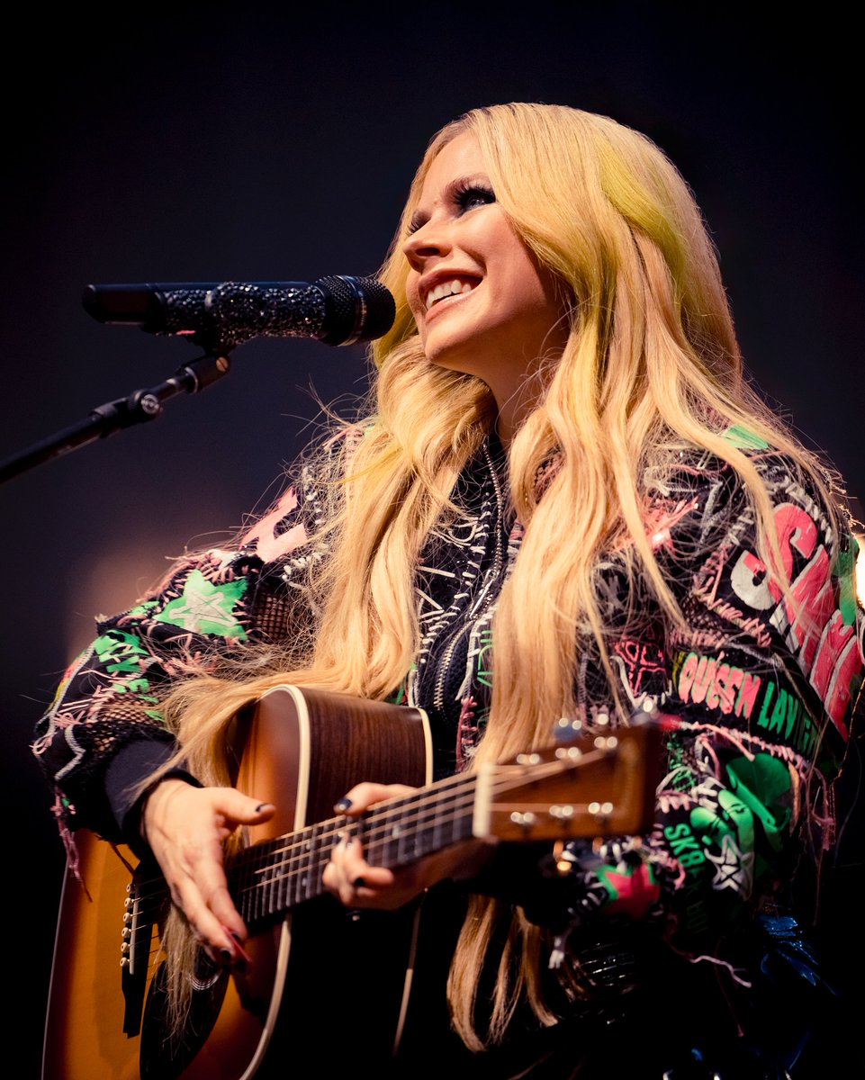AvrilRLavigne Today (Fan Account) tweet media