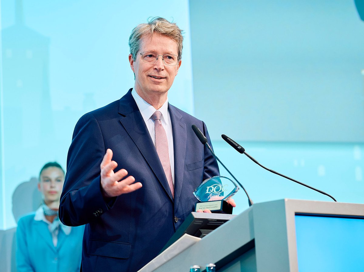 Die Dt. Gesellschaft für Ophthalmochirurgie verleiht Prof. Dr. Claus Cursiefen, Direktor des Zentrums für #Augenheilkunde, #UniklinikKöln, den Forschungspreis 2025 für seine Verdienste im Bereich Hornhauttransplantationschirurgie &amp; Transplantatimmunologie. uk-koeln.de/uniklinik-koel…
