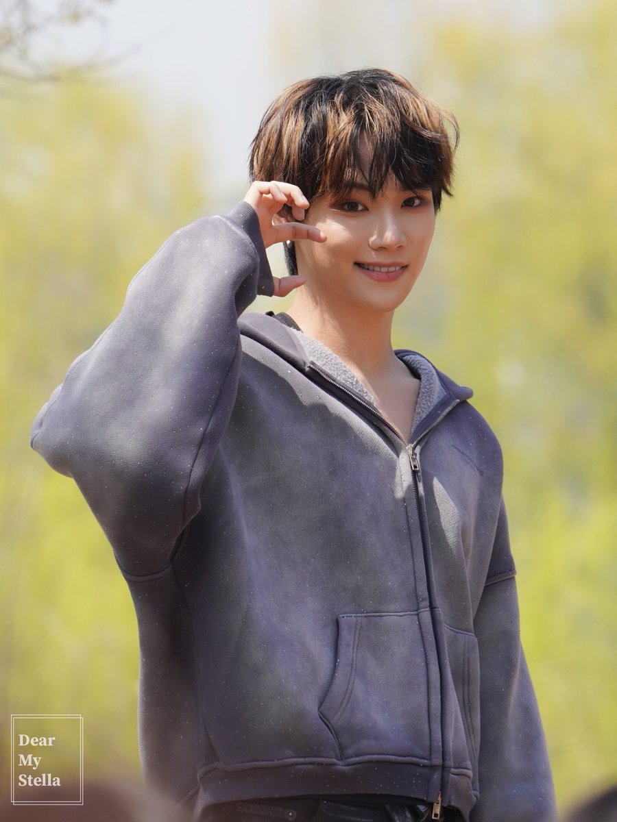 LoveYunOnly18's tweet photo. 250411 뮤뱅 미팬🐾

#앰퍼샌드원 #윤시윤 #AMPERSANDONE #SIYUN https://t.co/BhT5CKuJMs