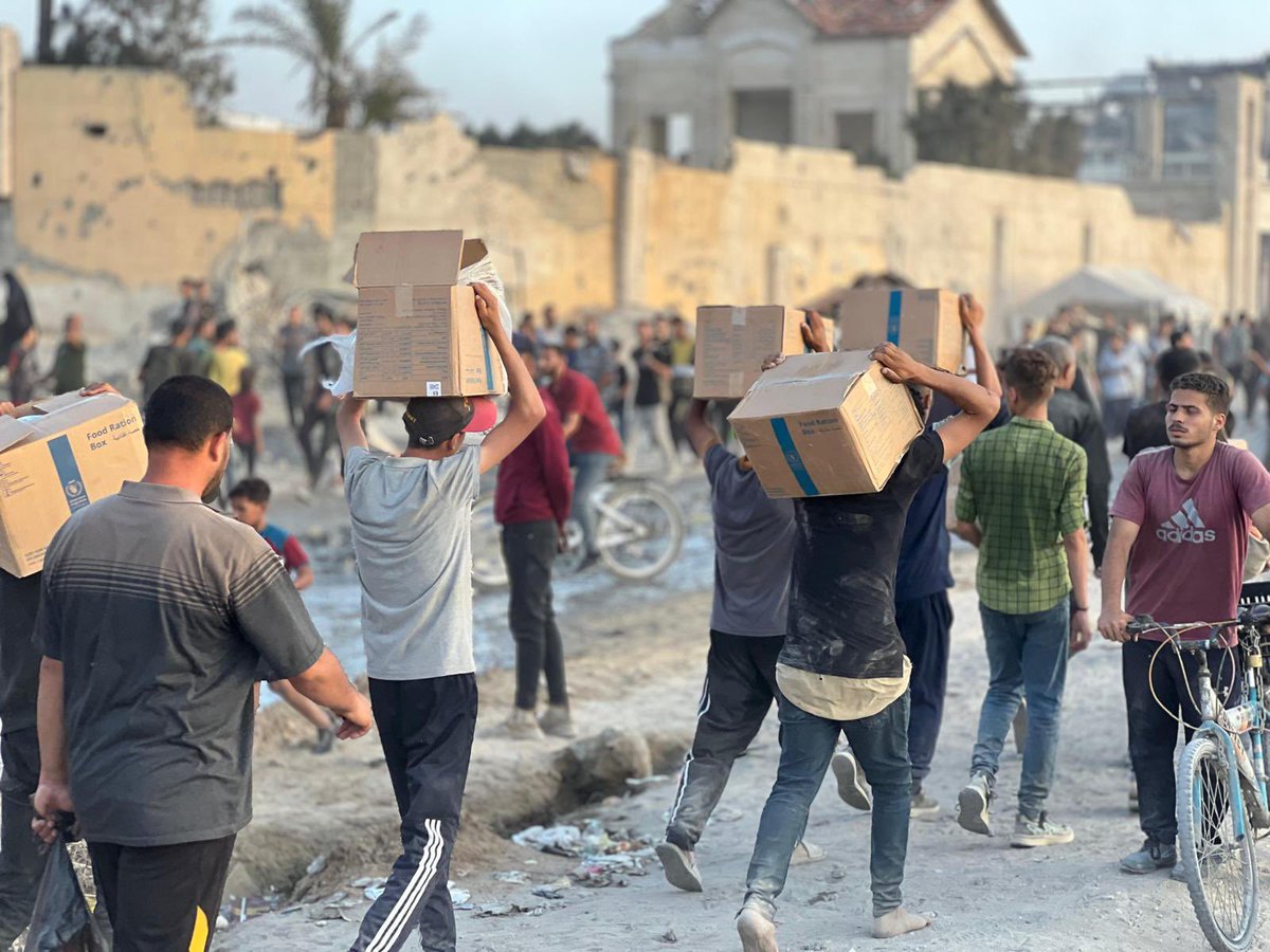 GermanRepRama's tweet image. Devastated by yet again reports about high numbers of civilians killed or injured, while waiting for humanitarian aid delivery. A sad reminder that a thorough and safe aid delivery requires a ceasefire, unhindered access of goods and protection of civilians!
(c) Muhammad Muhanna