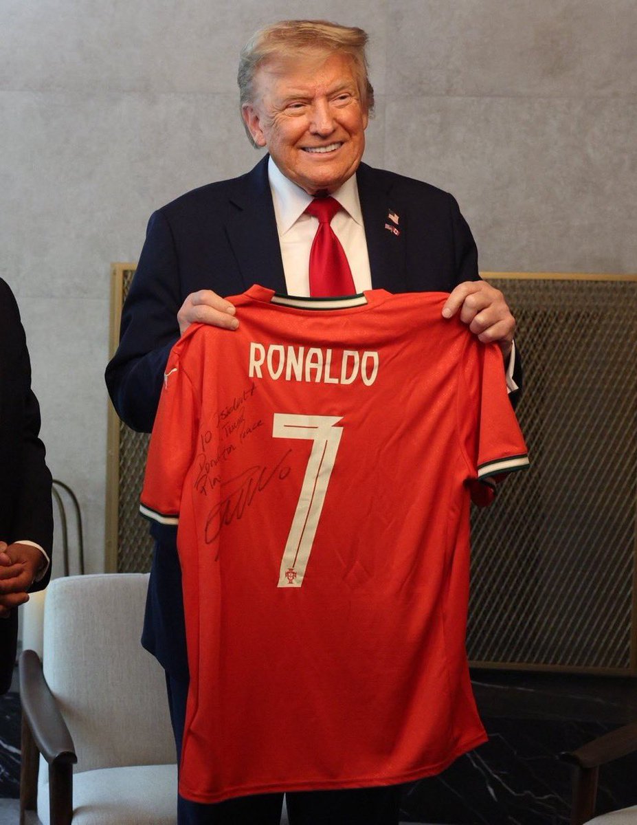 amerikaya girişi yasak olan cristiano ronaldo’nun forması ve amerika başkanı donald trump.. fıkra bu kadar😂😂😂