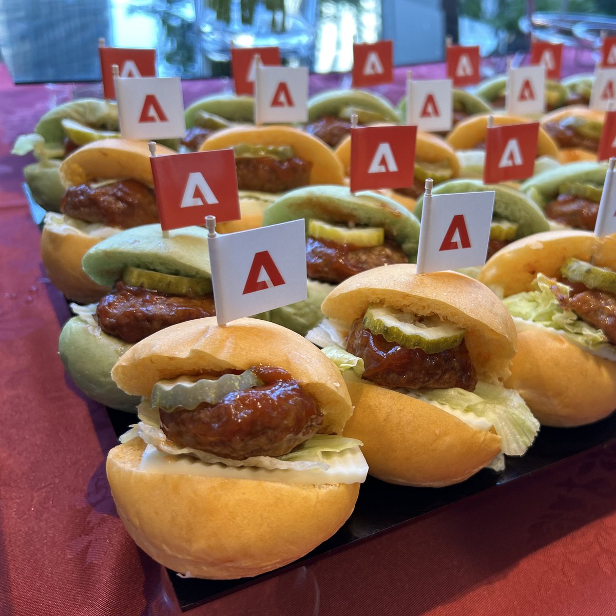 toneko1225's tweet image. 本日はadobeのイベントに参加してきました☺️✨貴重なお話を伺うことができ、多くの方と交流もできて、非常に有意義な一日となりました✨

やはり時には現場で刺激を受けることも大切ですね！

#adobe #makeit