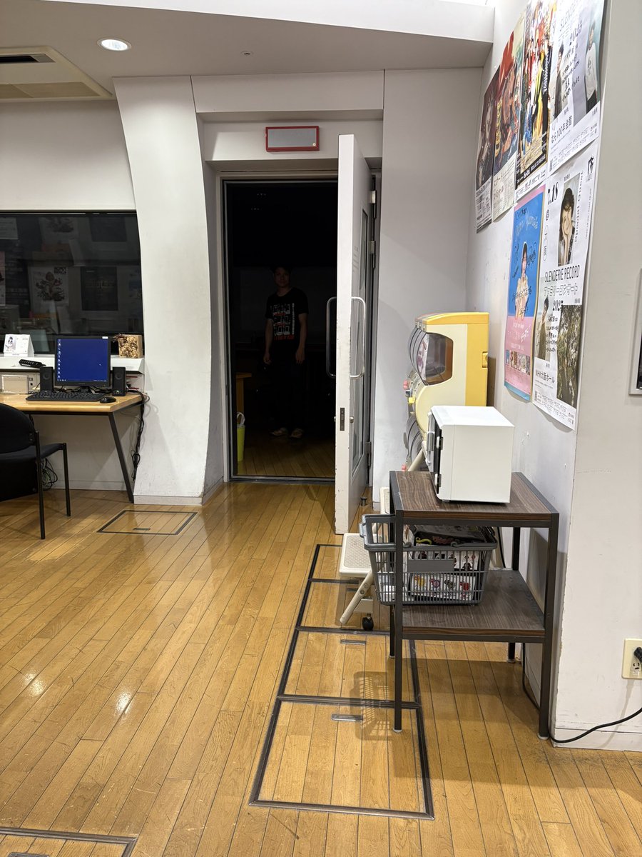 火曜日！ダブルアート先生！
今日も『あなたのお❤️‍🔥ね❤️‍🔥つ』あります！
皆さんの何かに対する『お熱』メールたくさん送ってください💌
タグ先生を探せ🔍
・・・よーーーく見たら、、、
い、いる！！！！！！
#らじこー #ずっとこっち見てる #タグ先生がいる部屋激寒なんですけど