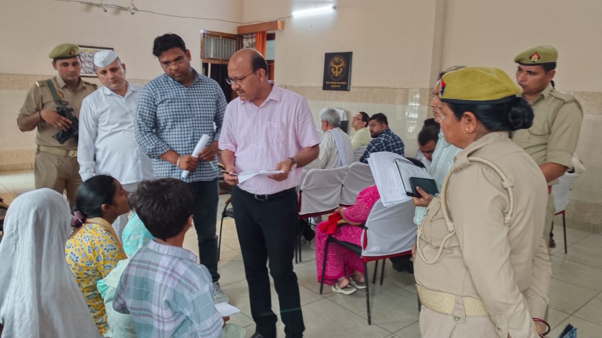 DM MUZAFFARNAGAR (@dmmuzaffarnagar) on Twitter photo शासन के निर्देशानुसार अपने कार्यालय कक्ष में जन सामान्य लोगों की शिकायतों को सुन कर संबंधित विभाग के अधिकारियों को शासन की मंशानुरूप, गुणवत्तापूर्ण निस्तारण सुनिश्चित कराने के दिए निर्देश ।
<a href="/UPGovt/">Government of UP</a> <a href="/CMOfficeUP/">CM Office, GoUP</a> <a href="/ChiefSecy_UP/">Manoj Kumar Singh, IAS, Chief Secretary, UP</a> शासन के निर्देशानुसार अपने कार्यालय कक्ष में जन सामान्य लोगों की शिकायतों को सुन कर संबंधित विभाग के अधिकारियों को शासन की मंशानुरूप, गुणवत्तापूर्ण निस्तारण सुनिश्चित कराने के दिए निर्देश ।
<a href="/UPGovt/">Government of UP</a> <a href="/CMOfficeUP/">CM Office, GoUP</a> <a href="/ChiefSecy_UP/">Manoj Kumar Singh, IAS, Chief Secretary, UP</a>