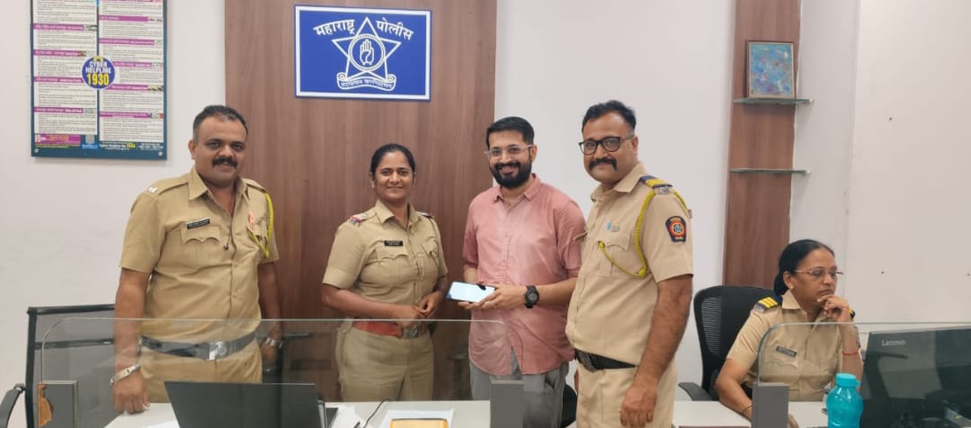 अंधेरी पोलीस ठाणे - Andheri PS Mumbai (@andherips) on Twitter photo तक्रारदार हे अंधेरी पोलीस स्टेशन येथे रिक्षा मध्ये मोबाईल विसरला आहॆ म्हणून तक्रार देण्यासाठी आले असता. प्रथम चौकशी पथक यांनी सदर रिक्षाचा शोध घेऊन. तक्रारदार यांना पोलीस स्टेशन येथे बोलावून त्यांना त्यांचा हरवलेला मोबाईल परत केला. <a href="/CPMumbaiPolice/">Commissioner of Police, Greater Mumbai</a> <a href="/MumbaiPolice/">मुंबई पोलीस - Mumbai Police</a> <a href="/DcpZone10Mumbai/">पोलीस उप आयुक्त परिमंडळ १० - DCP ZONE 10 Mumbai</a> तक्रारदार हे अंधेरी पोलीस स्टेशन येथे रिक्षा मध्ये मोबाईल विसरला आहॆ म्हणून तक्रार देण्यासाठी आले असता. प्रथम चौकशी पथक यांनी सदर रिक्षाचा शोध घेऊन. तक्रारदार यांना पोलीस स्टेशन येथे बोलावून त्यांना त्यांचा हरवलेला मोबाईल परत केला. <a href="/CPMumbaiPolice/">Commissioner of Police, Greater Mumbai</a> <a href="/MumbaiPolice/">मुंबई पोलीस - Mumbai Police</a> <a href="/DcpZone10Mumbai/">पोलीस उप आयुक्त परिमंडळ १० - DCP ZONE 10 Mumbai</a>