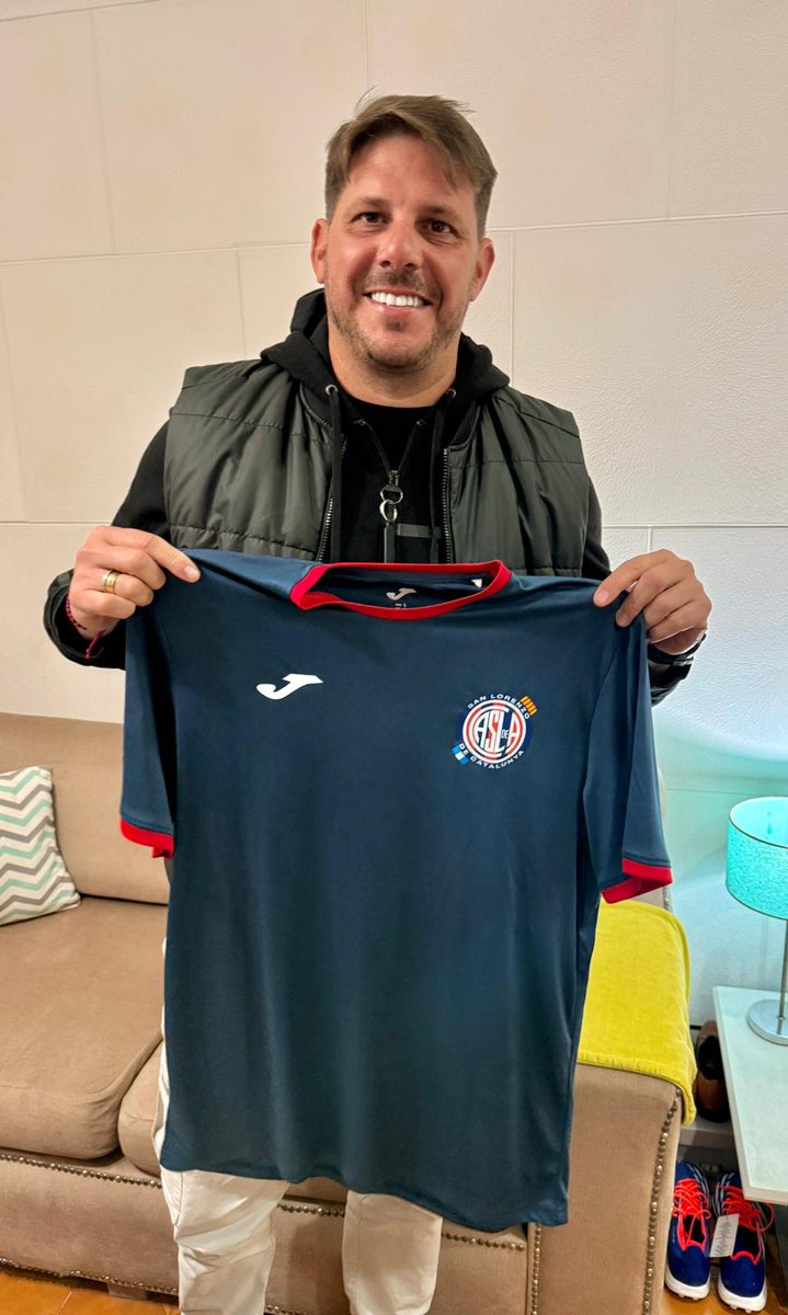 El flamante DT de nuestro querido San Lorenzo de Almagro ya tiene su casaca del Ciclón Catalán. Que sea con el mayor de los éxitos <a href="/DamiAyude/">Damian Ayude</a> y como decía Francisco: “Que gane San Lorenzo”

<a href="/sanlorenzodecat/">San Lorenzo de Catalunya</a> 
<a href="/PeniasCASLA/">Dpto. de Peñas CASLA</a>