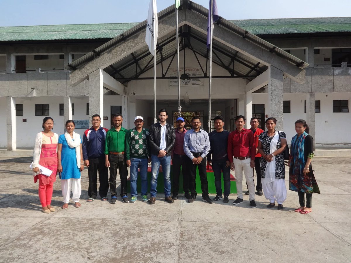 TejBarkhane's tweet photo. Jnv wokha 2018 staff with DC sir @ManazirJ_Samoon https://t.co/jQLnVtoP5i