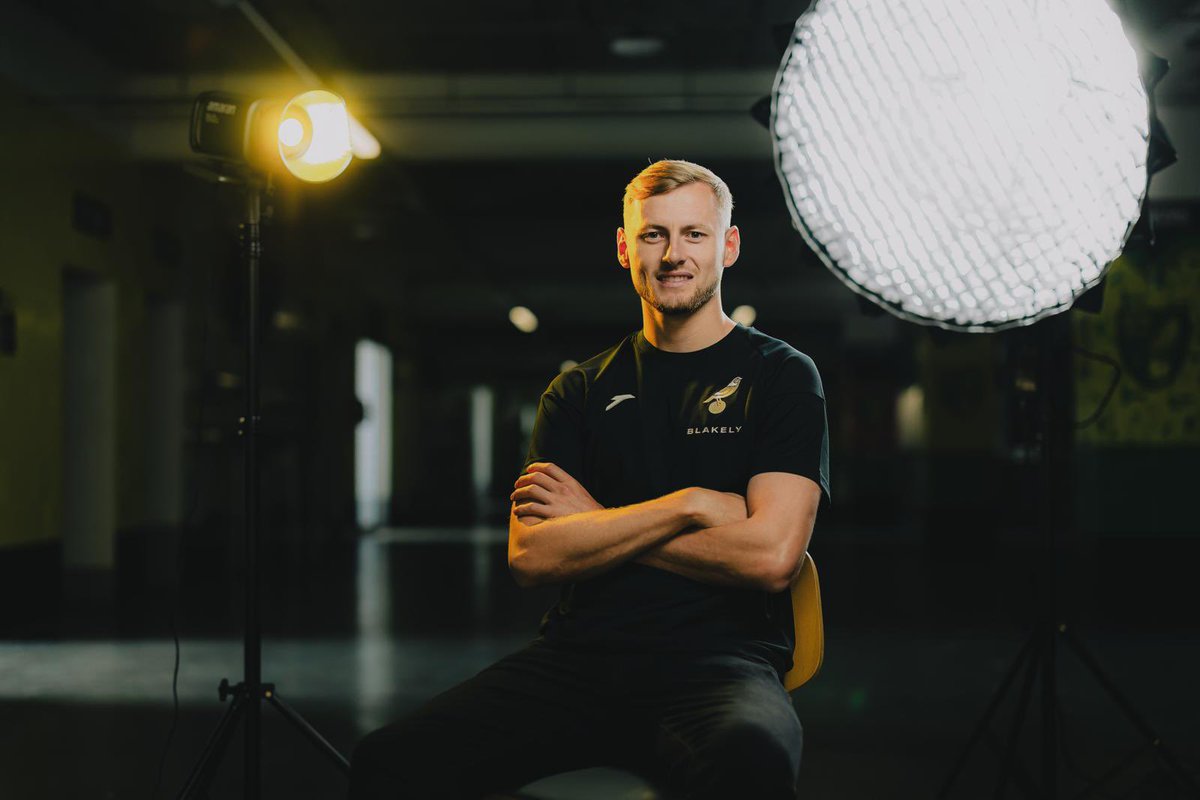 Harry (@harrydarling10) on Twitter photo So happy to be joining <a href="/NorwichCityFC/">Norwich City FC</a> 💛💚 thank you for the warm welcome and see you all soon So happy to be joining <a href="/NorwichCityFC/">Norwich City FC</a> 💛💚 thank you for the warm welcome and see you all soon