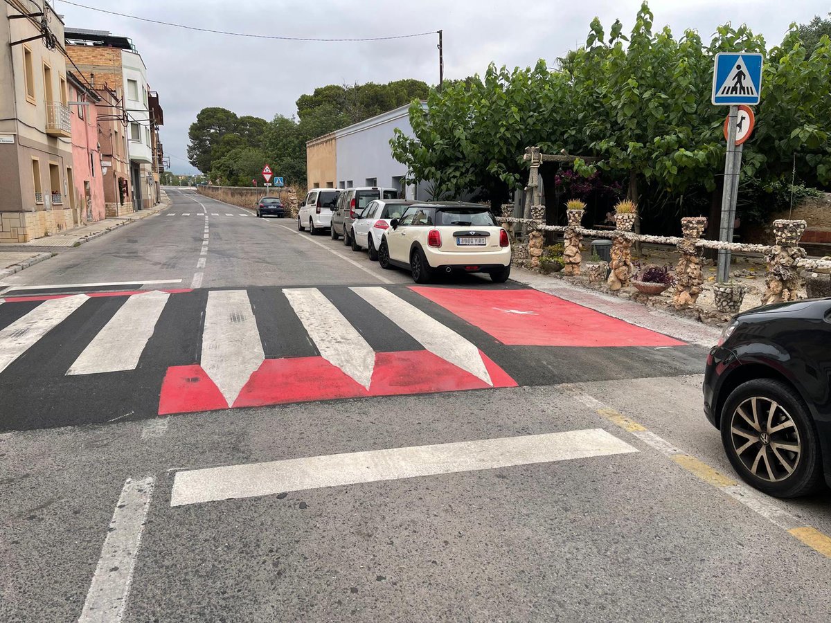 Dipta_cat's tweet photo. #CarreteresDipta 🟠 Per millorar la seguretat viària a la travessera urbana de #Roquetes, hem construït 2⃣ reductors de velocitat a les carreteres T-341 i T-342 pel seu pas per la població
#DiptaSuma amb @AjRoquetes #BaixEbre https://t.co/aJqwbjjhH8