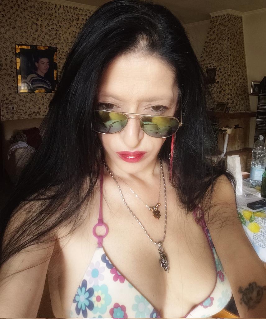 youtu.be/OI5loEyhyZQ?si… 
Io le foto..o vestita..o in costume..me le faccio dove decido io!
#eccheccazz 🎶🥂🤣🖤