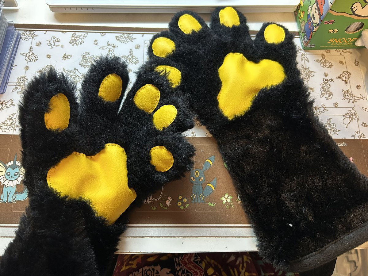 月影(ヒトケモ手のすがた)

化獣本舗(<a href="/Bakemono_Honpo/">化獣本舗</a> )さんに、「月影のヒトケモ手」をオーダーメイドさせて頂きました！✨
理由としては、「月影にもカードゲームをさせたい」！そのため、ヒトの手に近い感覚で動かせるケモ手をわざわざ作って頂きました！🐾
ありがとうございました！！