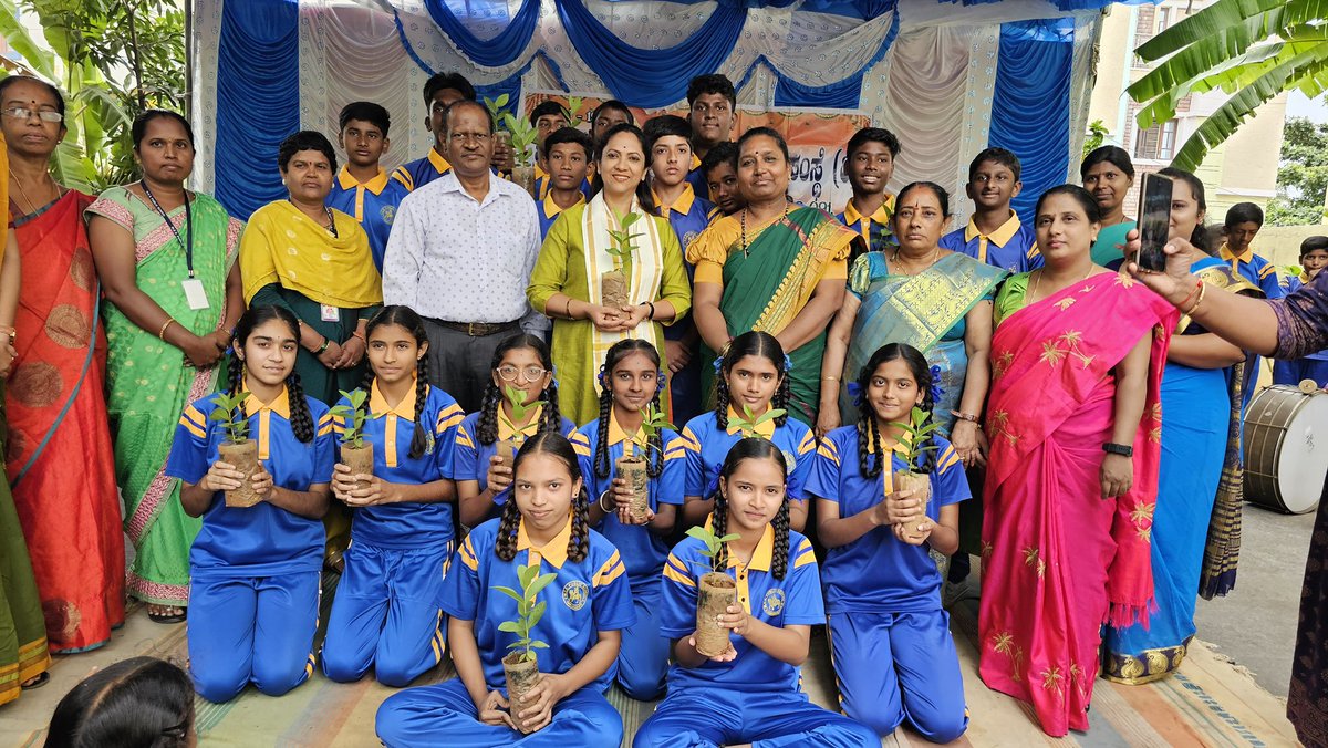 drnagalakshmi_c's tweet image. ಪ್ಲಾಸ್ಟಿಕ್ ಬಳಕೆ ಎಷ್ಟು ಅಪಾಯಕಾರಿ, ಟಿಸ್ಯೂ ಬಳಕೆ ಕಡಿಮೆ ಮಾಡಬೇಕು, ಗಿಡಗಳು ಪರಿಸರ ಸಂರಕ್ಷಣೆ ಹೇಗೆ ಮುಂದಿನ ಪೀಳಿಗೆಗೆ ಉಪಯುಕ್ತ ಮತ್ತು Reduce, Reuse, Recycle ನ ಮಹತ್ವದ ಕುರಿತು ಅರಿವು ಮೂಡಿಸಿದೆ. ಈ ಮೂಲಕ ಮಕ್ಕಳೊಂದಿಗೆ ಅರ್ಥಪೂರ್ಣವಾಗಿ ಪರಿಸರ ದಿನಾಚರಣೆಯನ್ನು ಆಚರಿಸಿದೆ.

#ReduceReuseRecycle #SayNoToPlastic