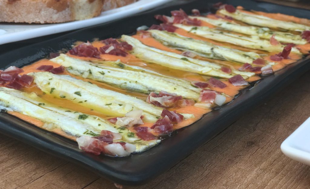 Este jueves celebramos el día de la #Tapa, seña de identidad de la gastronomía española y no hay mejor combinación que con un riquísimo #jamón ibérico y rodeado de buena gente 🥰. Descubre tres recetas con jamón y así disfrutar del mejor sabor #ibérico👌🤤 acortar.link/NfIwtR