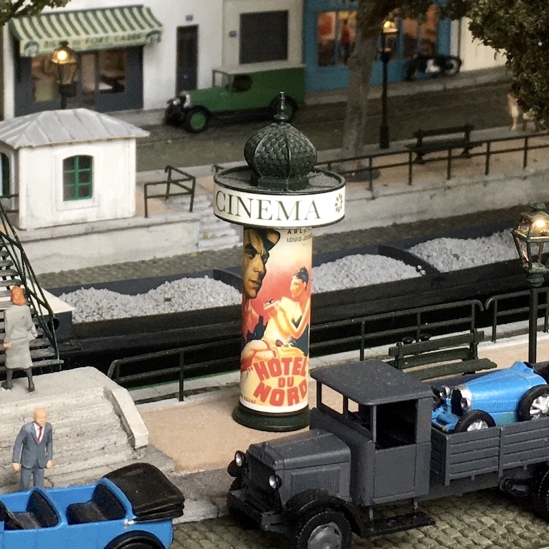 Disparue du catalogue depuis quelques temps, la colonne Morris fait enfin son retour. Le modèle réduit est imprimé en 3D et quatre jeux d’affiches sont fournis.
Maquette en kit à peindre et à monter à l’échelle Ho – 1/87. Elle est disponible chez axelsbazar.com