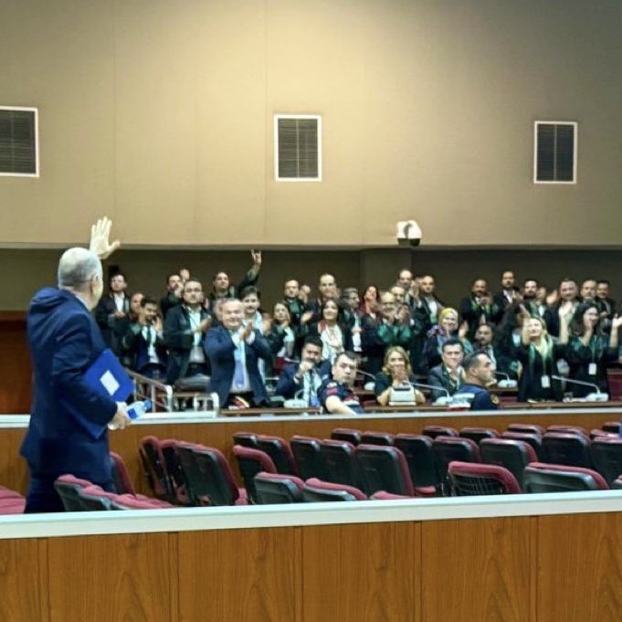 kulaguhan's tweet photo. “Hoş geldin hocam, özgürlüğünle!”

Tarih, korkakları değil; aldığı %2.59 oyla Türklük mücadelesi veren 64 yaşındaki Ümit Özdağ’ı yazacak.

#ÜmitÖzdağaÖzgürlük https://t.co/K6uHazz0ow
