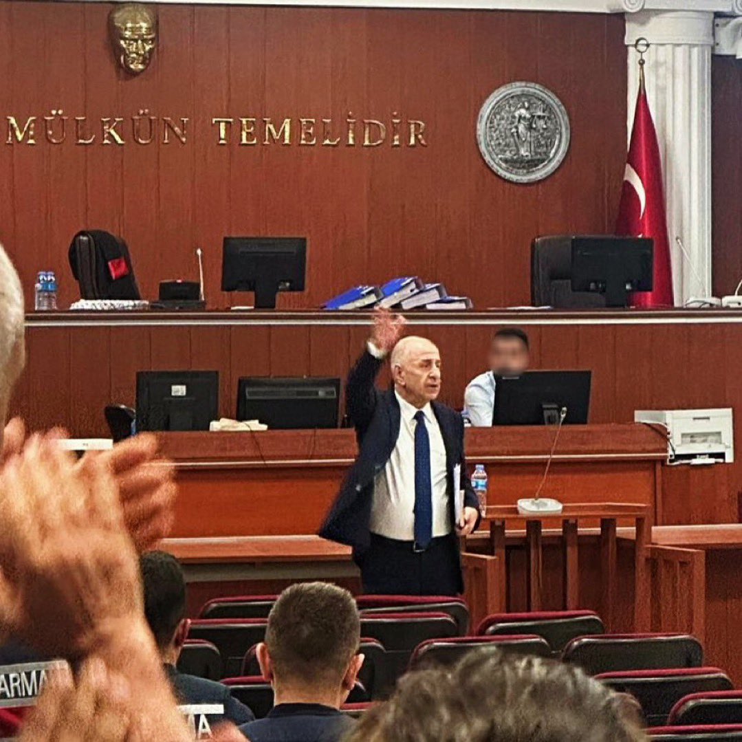 kulaguhan's tweet photo. “Hoş geldin hocam, özgürlüğünle!”

Tarih, korkakları değil; aldığı %2.59 oyla Türklük mücadelesi veren 64 yaşındaki Ümit Özdağ’ı yazacak.

#ÜmitÖzdağaÖzgürlük https://t.co/K6uHazz0ow