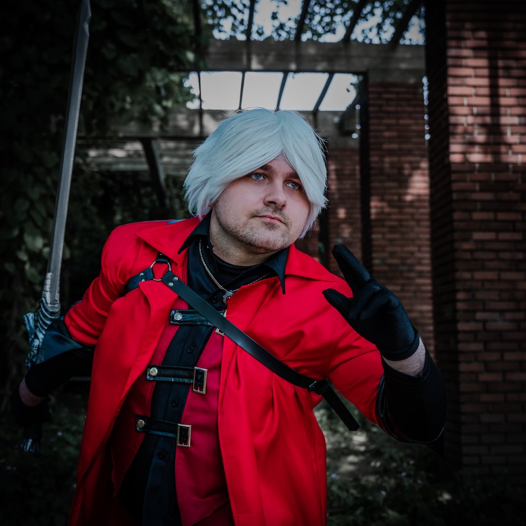 DanteDaPMakeR's tweet photo. Devil May Cry Legendary Devil Hunter Dante

First time I cosplayed him at the Dokomi Con in Germany.

@HidekiKamiya_X I just want to say thank you for creating the series that made my childhood worth living.

PS: I hope that you like my attempt at cosplaying Dante 😊 https://t.co/KL0JH4Dswq