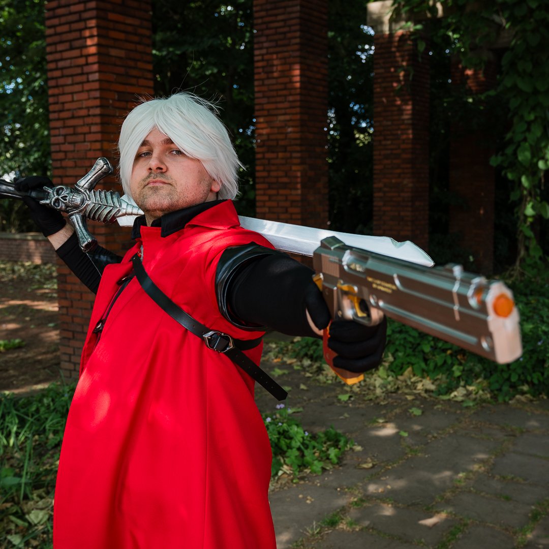DanteDaPMakeR's tweet photo. Devil May Cry Legendary Devil Hunter Dante

First time I cosplayed him at the Dokomi Con in Germany.

@HidekiKamiya_X I just want to say thank you for creating the series that made my childhood worth living.

PS: I hope that you like my attempt at cosplaying Dante 😊 https://t.co/KL0JH4Dswq