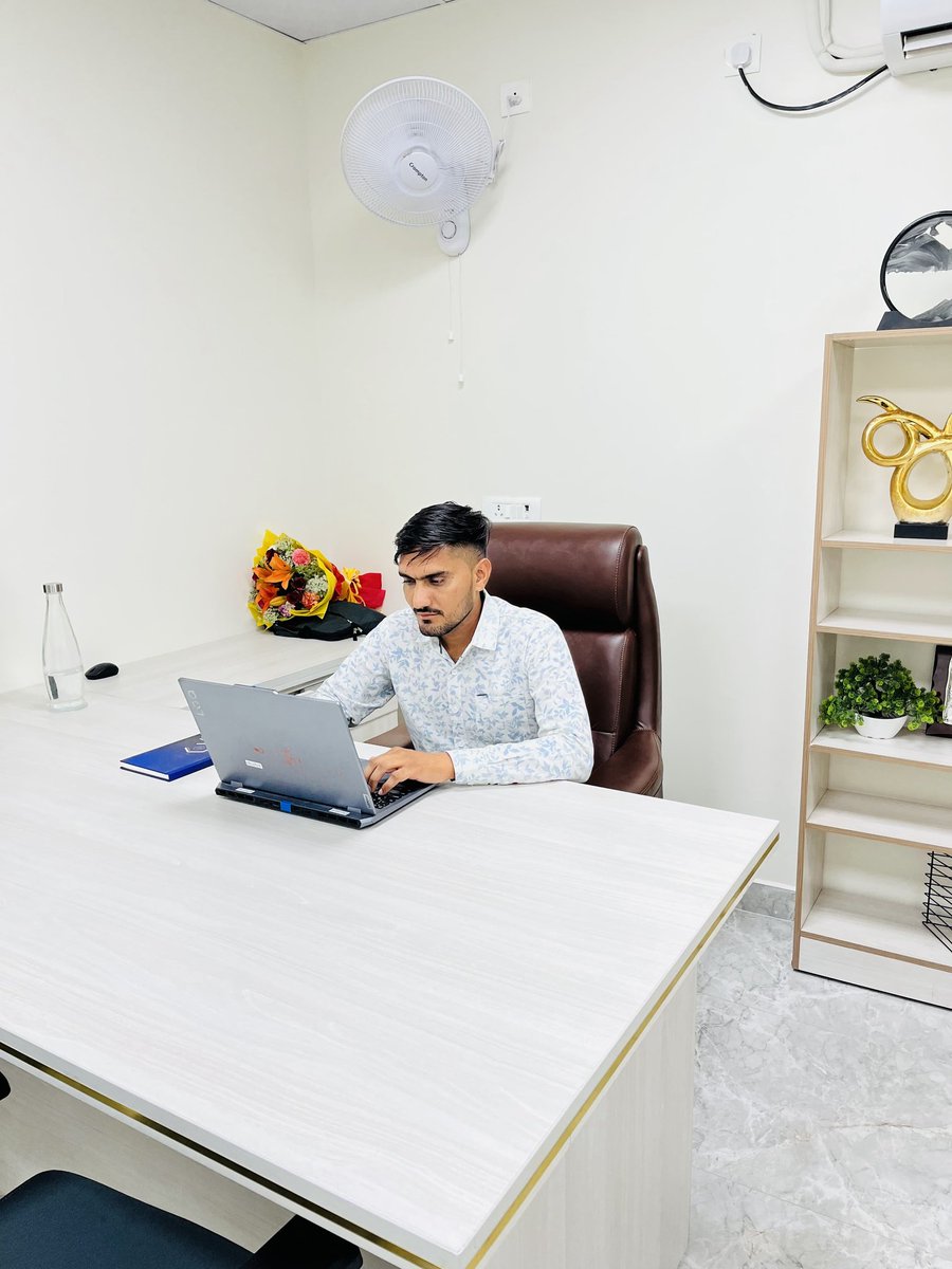 *न जाने जिंदगी का ये कैसा दौर है,*
*इंसान खामोश है और ऑनलाइन कितना शोर है*🙂✅

*ढाका जी 🤗*