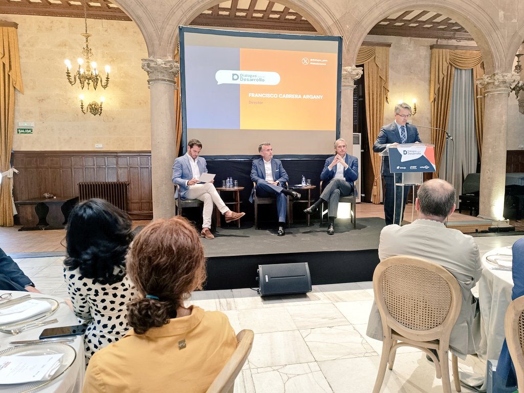 Comenzamos en #DDSalamanca junto a <a href="/idlserna/">Iñigo de la Serna</a> y <a href="/Albert_Rivera/">Albert Rivera</a>. Gracias a <a href="/UnicajaBanco/">Unicaja</a>, 
@caser y <a href="/safeployee/">Safeployee</a> por hacerlo posible.